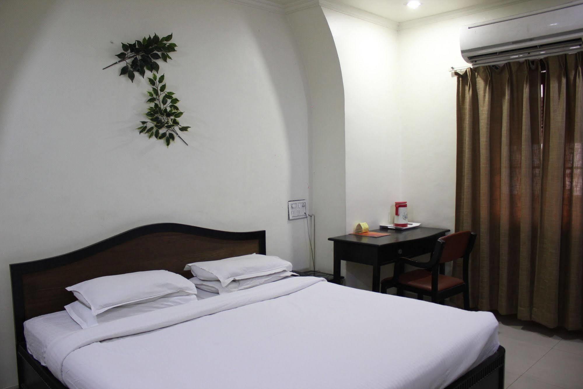 Hotel Ritz Pune Extérieur photo